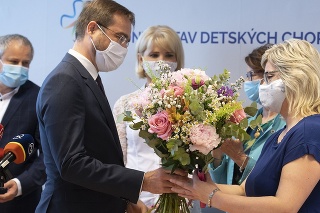 Minister zdravotníctva SR Marek Krajčí odovzdáva kyticu kvetov matke, ktorá darovala svoju obličku synovi