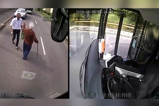 Vodič autobusu neváhal ani sekundu: Zbadal zlodeja okrádať staršiu pani, okamžite brzdil