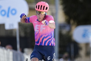 Na snímke kanadský cyklista Michael Woods z tímu EF Pro Cycling víťazí v 3. etape 55. ročníka pretekov Tirreno - Adriatico z mesta Follonica do Saturnie (217 km) v stredu 9. septembra 2020.
