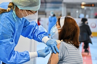 Na Slovensku by sa proti ochoreniu COVID-19 dalo očkovať 61 percent ľudí. 
