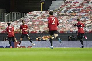  Hráč Manchesteru United   Bruno Fernandes (druhý zľava) oslavuje so spoluhráčmi úvodný gól.