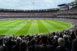 Na zápase tamojšej súťaže v austrálskom futbale medzi Collingwoodom a Essendonom na štadióne Cricket Ground v Melbourne bolo oficiálne prítomných 78 113 priaznivcov.
