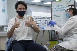  Kanadský premiér Justin Trudeau ukazuje palce smerom hore po očkovaní prvou dávkou vakcíny proti ochoreniu Covid-19, v Ottawe 23. apríla 2021.
