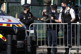 V súvislosti s útokom v Rambouillet zadržali troch ľudí.