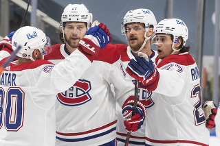 Slovenský hokejista v drese Montrealu Canadiens Tomáš Tatar (vľavo) a jeho spoluhráči Josh Anderson (17), Jon Merrill a Alexander Romanov (27) sa tešia z gólu v zápase zámorskej hokejovej NHL Edmonton Oilers - Montreal Canadiens v Edmontone v stredu 21. apríla 2021.