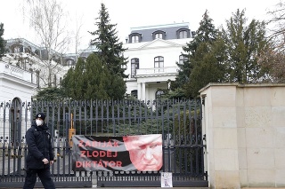 Vchod do ruskej ambasády v Prahe.