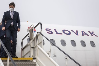 Predseda vlády SR Eduard Heger (OĽANO) vystupuje z lietadla na svojej prvej oficiálnej zahraničnej cesty do Českej republiky.