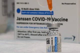 Vakcínou Johnson & Johnson by sa mohlo začať očkovať o dva týždne.