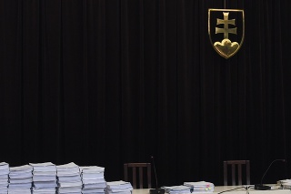 Pohľad na súdne spisy na verejnom zasadnutí Najvyššieho súdu SR (NS SR) 9. júla 2020 v Bratislave