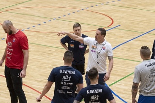 Tréner Kukučka so svojimi zverencami.