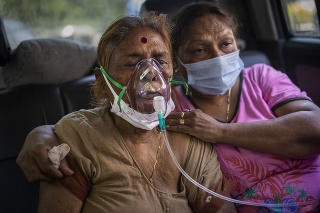 Ničivá vlna infekcií koronavírusom vyčerpala indické zásoby kyslíka.
