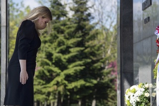 Na snímke prezidentka SR Zuzana Čaputová kladie veniec pri pietnom akte k pamätníku na bratislavskom Slavíne pri príležitosti Dňa víťazstva nad fašizmom a 76. výročia ukončenia 2. svetovej vojny v sobotu 8. mája 2021.