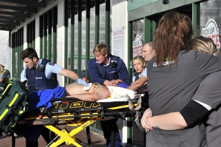 Policajti odvážajú na nosidlách zraneného muža zo supermarketu po útoku muža nožom v novozélandskom meste Dunedin.
