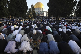Tisíce Palestínčanov sa zišli pri mešite al-Aksá, aby slávili koniec ramadánu. 