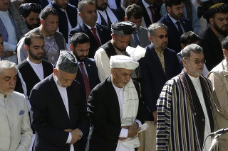 Afganský prezident Ašraf Ghaní (v strede) sa zúčastňuje modlitby Eid al-Fitr v prezidentskom paláci v Kábule.