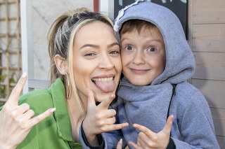Dominika Mirgová so synom.