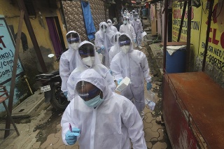India prehráva boj s novým koronavírusom.