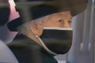Kráľovná Alžbeta sa musela vysporiadať so smútkom osamote.