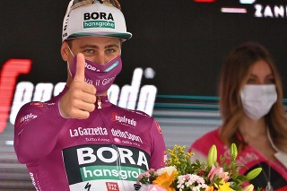 Peter Sagan z tímu Bora-Hansgrohe oslavuje na pódiu cyklámenový dres vedúceho pretekára v v priebežnom poradí bodovacej súťaže po 11. etape pretekov Giro d'Italia