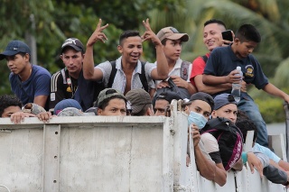 Migranti prešli cez novootvorené hranice medzi Guatemalou a Hondurasom. 