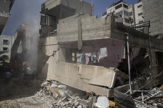 Pri izraelských náletoch na Gazu zomrelo 42 ľudí, Izrael útočil aj na šéfa Hamasu.
