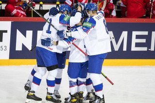 Na snímke slovenskí hokejisti sa tešia z gólu Kristiána Pospíšila.