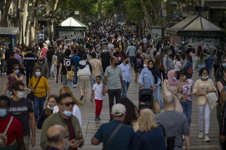 V Barcelone sa po uvoľnení vyšli zabávať tisíce ľudí.