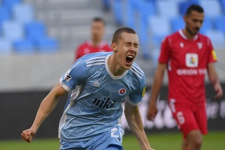 Na snímke stredopoliar Slovana Filip Lichý oslavuje svoj gól.