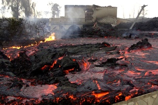 Roztopená horiaca láva po výbuchu sopky Nyiragonga v Gome v Konžskej demokratickej republike spred 20 rokov (Zdroj: TASR)