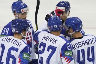 Slovenskí hokejisti sa tešia po góle.