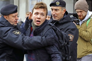 Aktivista a novinár Pratasevič
skončil v cele pre kritiku režimu.