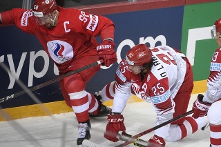 Kapitán ruskej hokejovej reprezentácie  Anton Slepyšev a Dán Oliver Lauridsen bojujú o puk