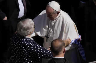 Pápež František pobozkal tetovanie preživšej z Osvienčimu.