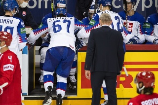 Na snímke uprostred zranený Marián Studenič (Slovensko) odchádza na striedačku v zápase základnej A-skupiny Slovensko - Rusko na 84. majstrovstvách sveta v ľadovom hokeji v lotyšskej Rige v pondelok 24. mája 2021.