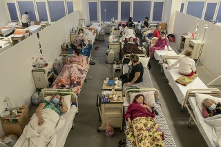 Pacienti s covidom v nemocnici v meste Ľvov.