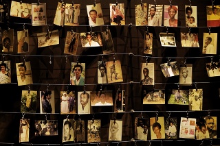 Fotografie obetí genocídy. 