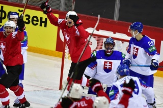 Na snímke gólová radosť Švajčiarov, uprostred   brankár Július Hudáček (Slovensko), v pozadí vpravo Michal Ivan (Slovensko) a v popredí vpravo Matúš Sukeľ (Slovensko) v zápase základnej A-skupiny Švajčiarsko - Slovensko.