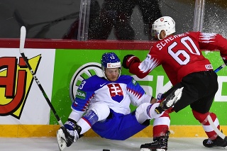 Na snímke vľavo Michal Krištof (Slovensko) a vpravo Tristan Scherwey (Švajčiarsko) v zápase základnej A-skupiny Švajčiarsko - Slovensko.