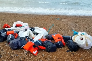 Na britskom pobreží sa objavilo množstvo záchranných viest. Napokon v nich našli tony kokaínu. (Zdroj: Northfoto)