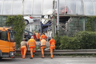 Nehoda na diaľnici D1 v Petržalke ochromila dopravu v Bratislave.