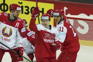 Nick Olesen a Alexander True z Dánska oslavujú gól počas zápasu skupiny A medzi Dánskom a Bieloruskom.