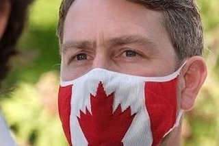 Kanadský poslanec zachytený, ako močí pri virtuálnom zasadania parlamentu