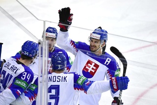 Na snímke vľavo hokejista Peter Cehlárik (Slovensko) sa teší z gólu so spoluhráčmi.