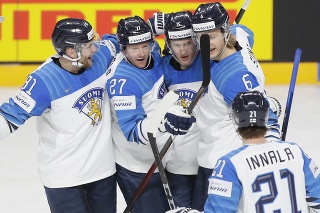 Fínski hokejisti sa tešia z gólu Antona Lundella.