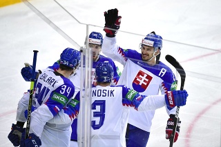 Na snímke vľavo hokejista Peter Cehlárik (Slovensko) sa teší z gólu so spoluhráčmi.