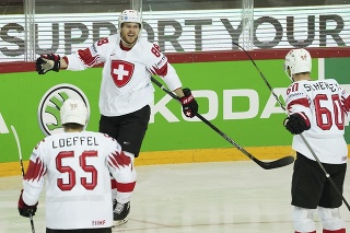 Švajčiarski hokejisti sa tešia po góle. 