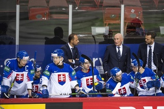 Na snímke slovenská striedačka, uprostred v pozadí hlavný tréner slovenskej hokejovej reprezentácie Craig Ramsay a jeho asistenti Andrej Podkonický (vpravo v pozadí) a Ján Pardavý (vľavo v pozadí).