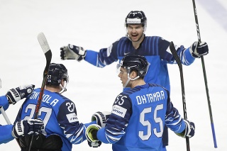 Fínski hokejisti sa tešia po góle.