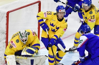 Na snímke sprava Pavol Skalický (Slovensko),  Marcus Sorensen (Švédsko) a Jesper Sellgren (Švédsko) počas zápasu základnej A-skupiny Švédsko - Slovensko na 84. majstrovstvách sveta v ľadovom hokeji v lotyšskej Rige.