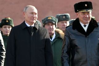 Ruský prezident Vladimir Putin (vľavo) a ruský minister obrany Sergej Šojgu.